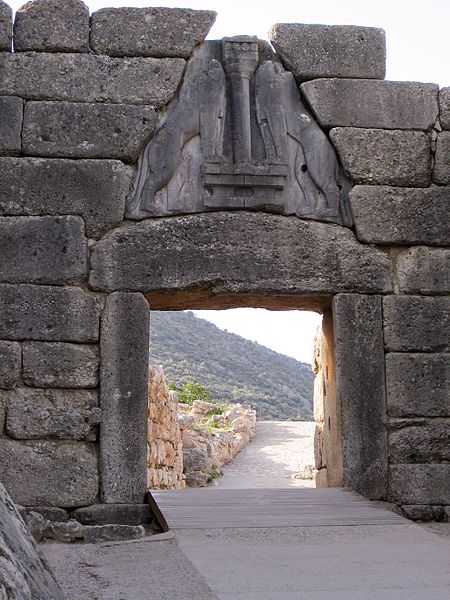 on top of the gate is a carving of pillar in the middle and a lion on each side