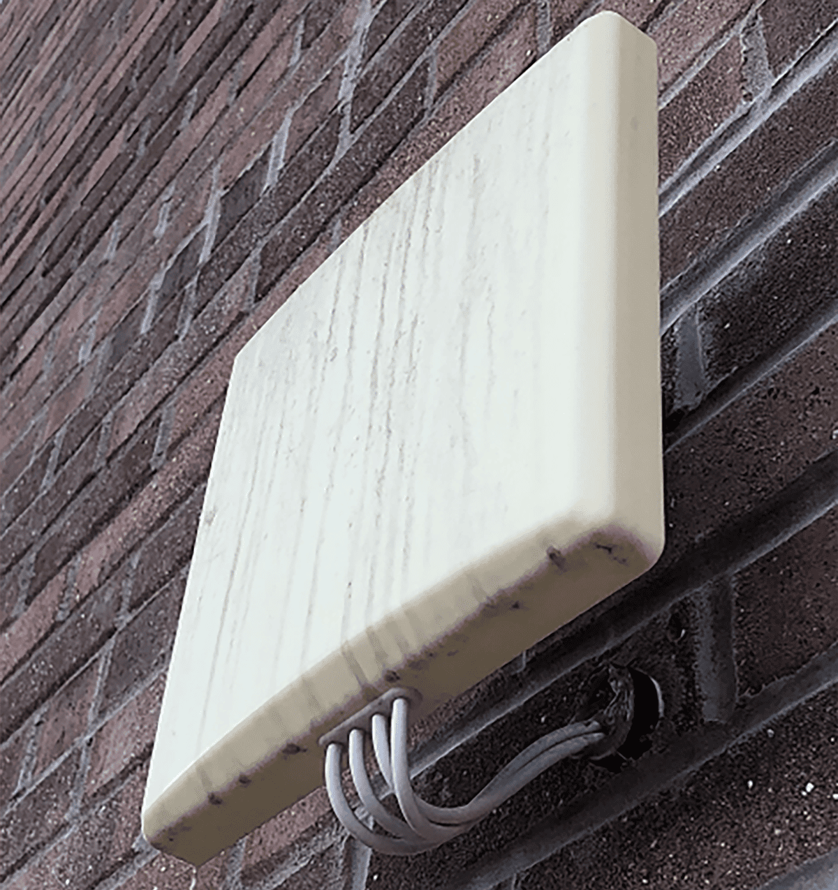 A wireless access point device with antennas for broadcasting Wi-Fi signals.