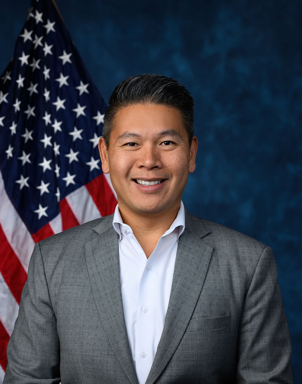 A headshot of Derek Tran.